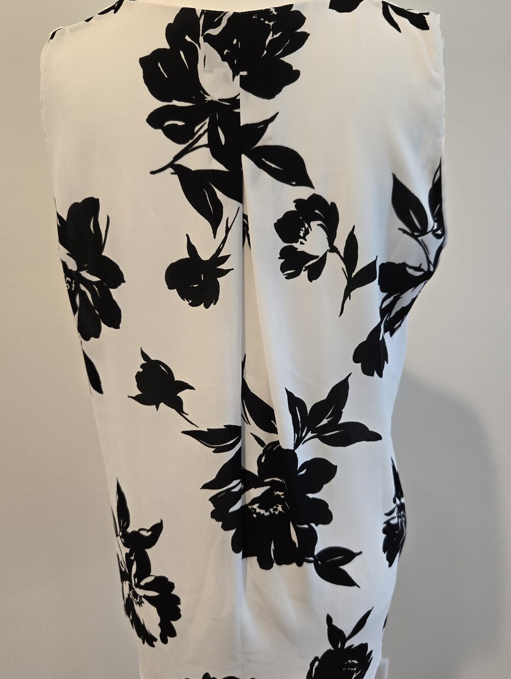 WHBM Sleeveless V-Neck Floral Shell Top - Black & White - Size 6 - Picture 3 of 6